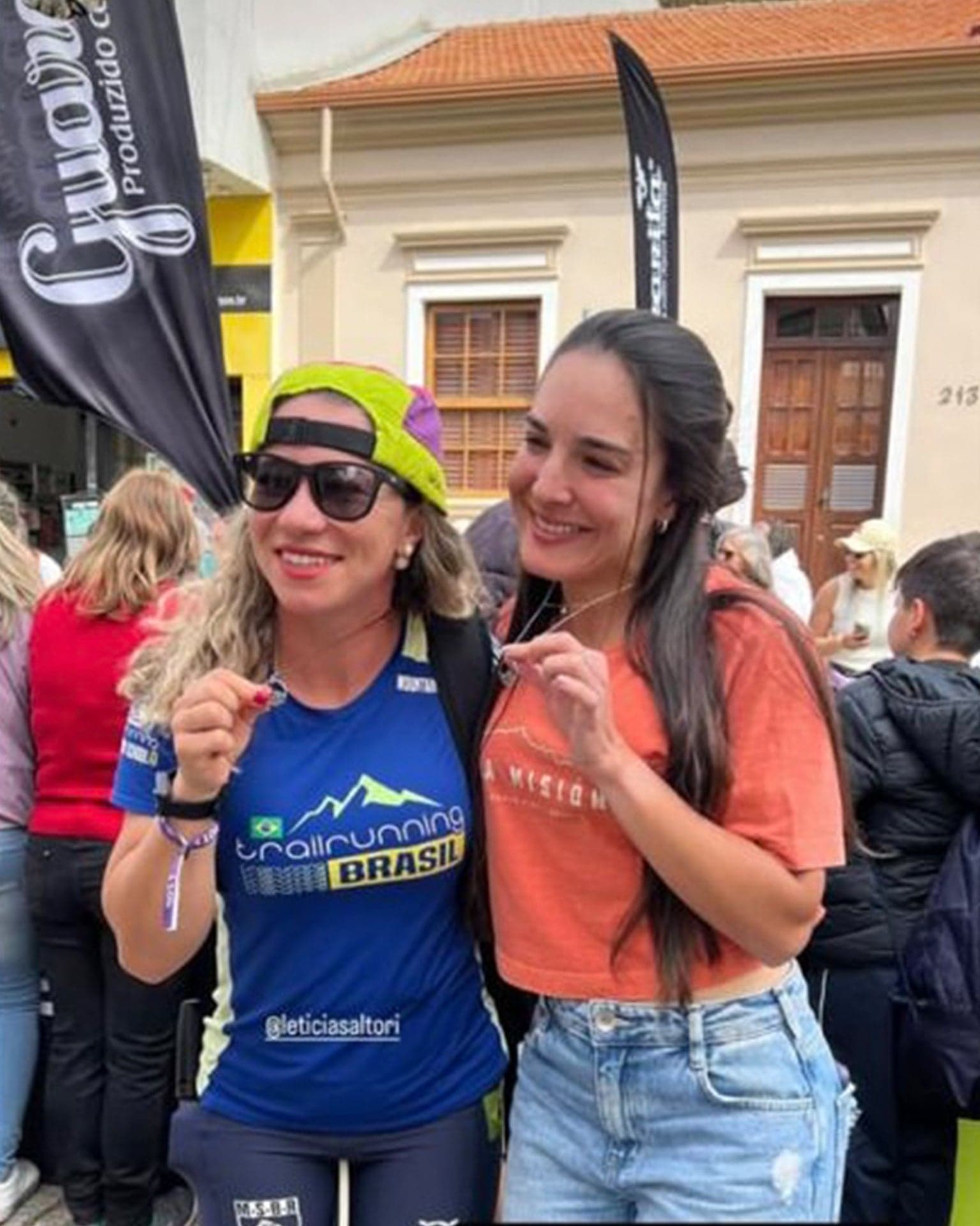 Cliente usando joia da Feito na Montanha