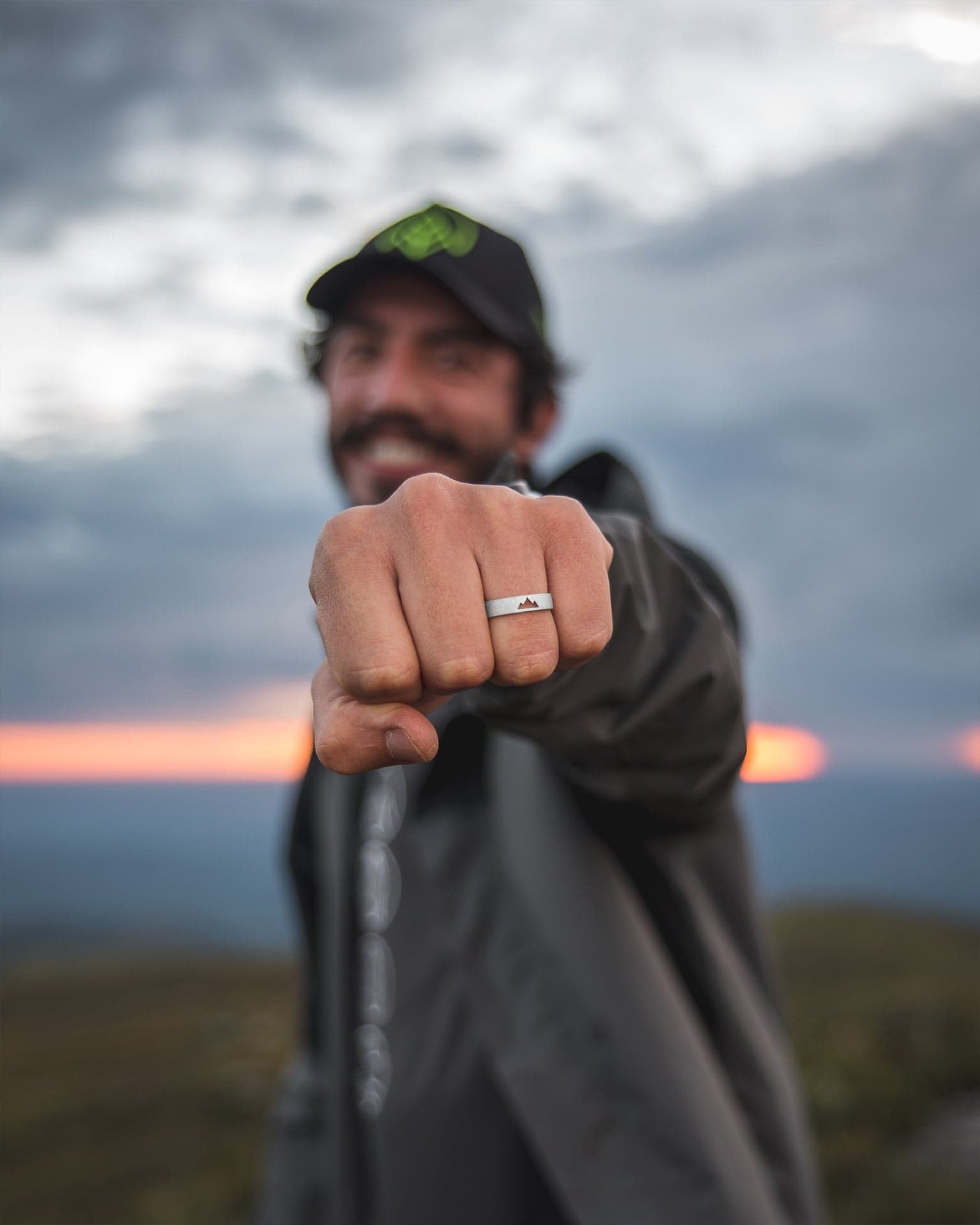 Cliente usando joia da Feito na Montanha