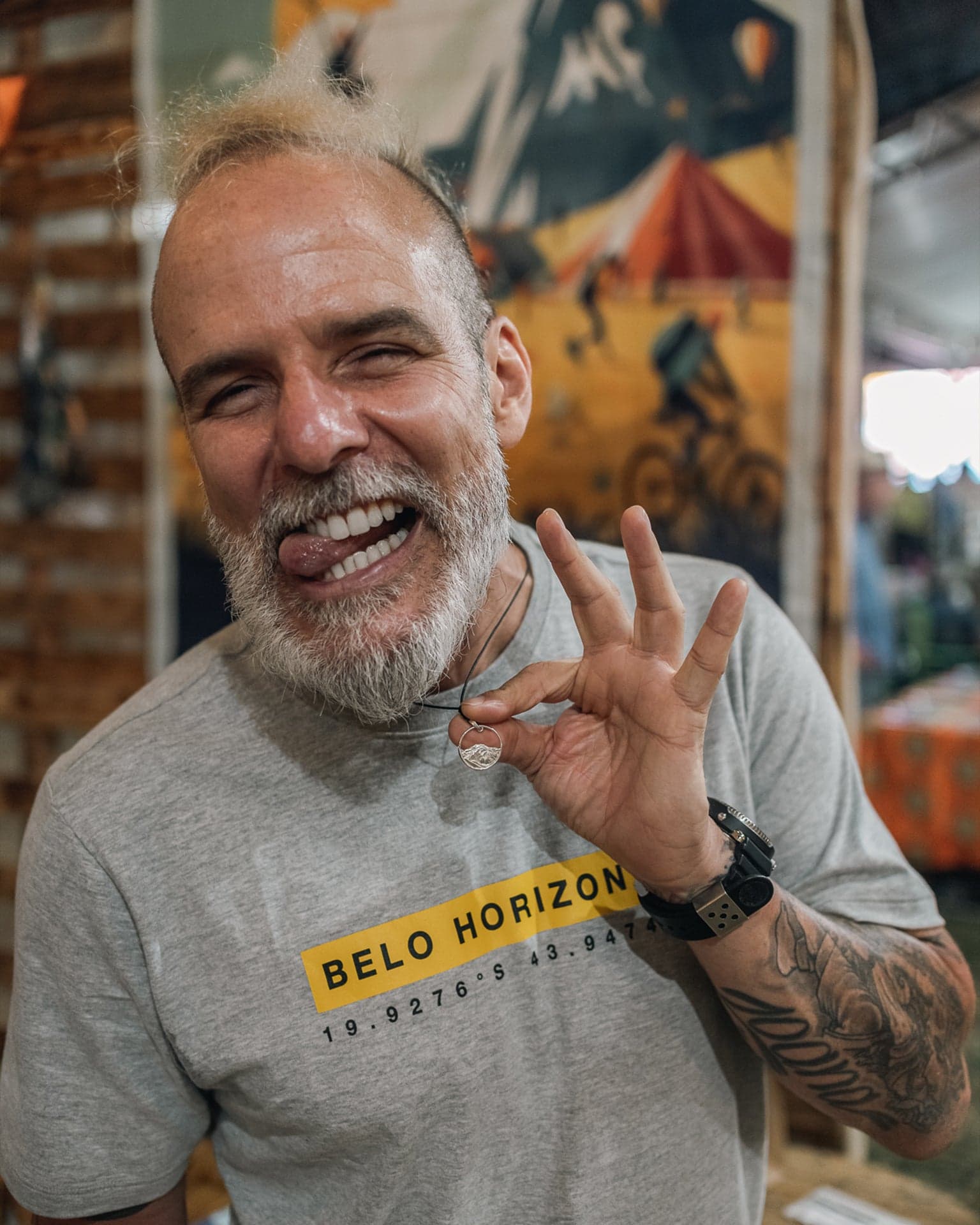 Cliente usando joia da Feito na Montanha