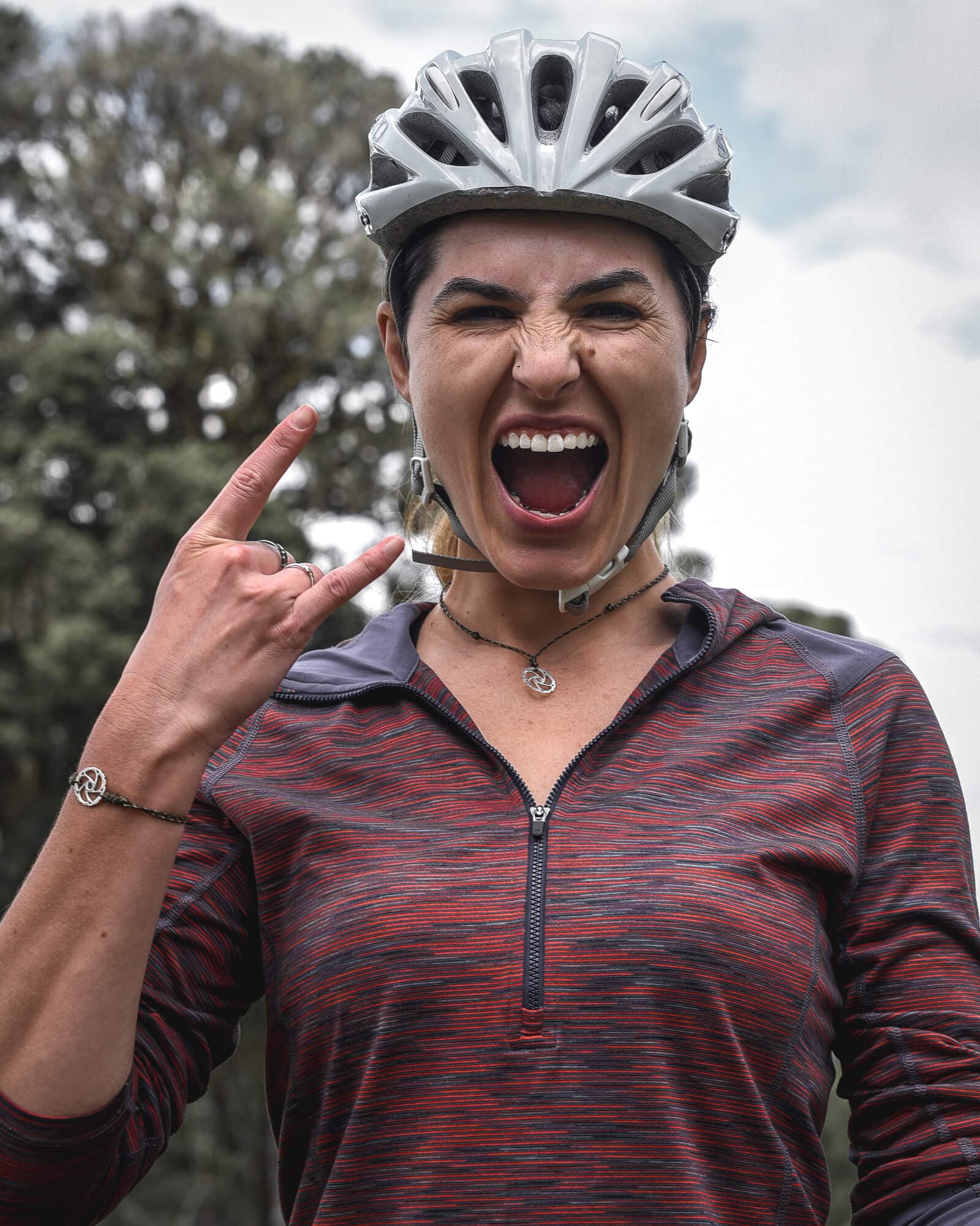 Ciclista comemorando com o colar Disco de Freio